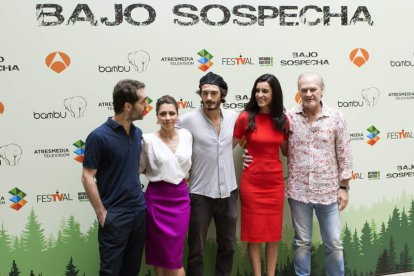 Elenco de la serie ‘Bajo sospecha’ en la presentación del Festival de Vitoria.