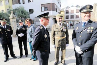 A la derecha, el hasta ahora jefe accidental de la Comisaría, José Rodríguez, en foto de archivo. L. DE LA MATA