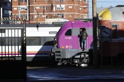 Locomotora de la variante de Pajares en los talleres de Renfe. RAMIRO