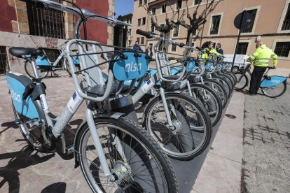 Uno de los puntos donde se puede alquilar bicis en León. DL