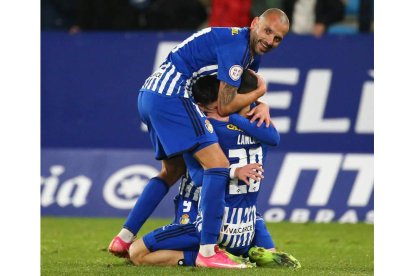 Borja Valle abraza a Lancho y Yuri a ambos tras lograr el defensa uno de sus dos goles al Arenteiro. L. DE LA MATA