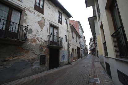 Los hechos se produjeron en la calle Paraisín de Ponferrada y la víctima falleció al día siguiente en el hospital. L. DE LA MATA