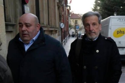 Pedro Quintana y Pedro Muñoz, a su llegada a la Audiencia Provincial del León. F. OTERO PERANDONES