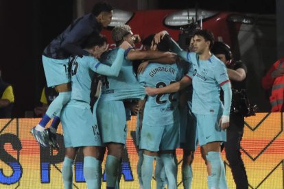 Los jugadores del Barcelona celebran la remontada en el añadido ante Las Palmas. A. MEDINA