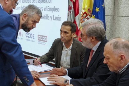 Santiago Aparicio con los líderes sindicales en una imagen de archivo. NACHO GALLEGO