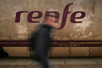 Desde el pasado sábado y durante todo su período de vigencia, los usuarios de Renfe pueden obtener los abonos gratuitos de este año. FERNANDO OTERO