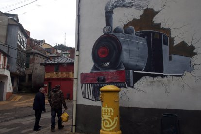 Torre del Bierzo presentará a la convocatoria de inversiones de Transición Justa, antes del día 15 de enero, el proyecto de 700.000 euros para abrir su museo ferroviario en la antigua estación. El acalde, Gabriel Folgado, muestra las dovelas del túnel número 20 donde ocurrió el accidente que en 1944 dejó cien víctimas, y una carretilla restaurada donde se trasladó a las víctimas.