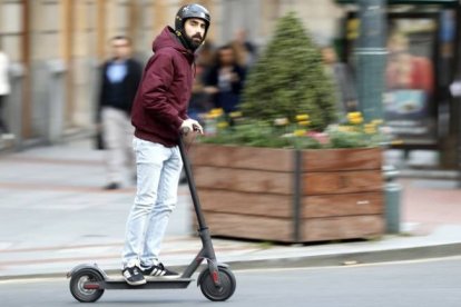 La normativa que regula los patinetes eléctricos cambia este mes. LUIS TEJIDO