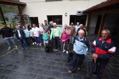 Algunos vecinos de Guímara en la terraza del bar del pueblo cuando buscaba a alguien que reabriera sus puertas. L. DE LA MATA