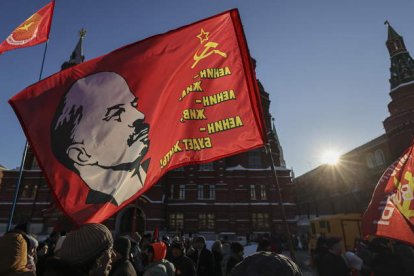 Los simpatizantes del partido comunista ruso recuerdan con banderas rojas a Lenin en el aniversario de su muerte. SERGEI ILNITSKY