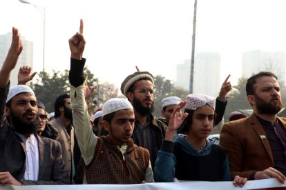 Activistas pakistaníes protestan por los ataques de Irán en la frontera del país. SOHAIL SHAHZAD