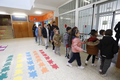 Preparativos en el colegio Gumersindo Azcárate de León ante la visita de los reyes. RAMIRO