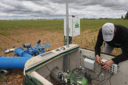 La propuesta aboga por permitir a los regantes y las instalaciones industriales vender y rentabilizar su generación eléctrica. J. F. SALVADORES