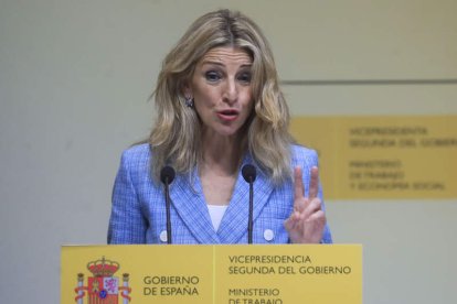 La vicepresidenta segunda tras aprobar este miércoles la subida del SMI. FERNANDO ALVARADO