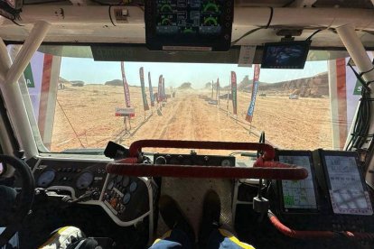 Desde dentro del camión del equipo Tibau Team, del que forma parte el leonés Raúl Arteaga. DL