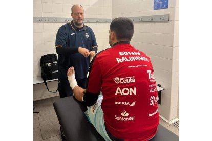 El leonés Emilio Martín, ayer tratando a Ian Tarrafeta antes del partido de España contra Eslovaquia previo al Europeo de balonmano que comienza el próximo día 10 de enero. Los Hispanos pelearán por traerse una medalla. DANI