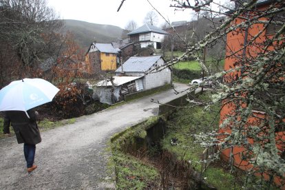 La Junta Vecinal alerta a la Confederación Hidrográfica del Miño Sil, al Servicio Territorial de Medio Ambiente de la Junta de Castilla y León, a Protección Civil y al Ayuntamiento de Peranzanes del mal estado de un paso sobre el arroyo Pasada y del escombro en el cauce bajo el el acceso al pueblo.