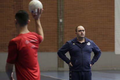 Dani Gordo vuelve a dirigir los entrenamientos del Ademar tras su paso por Turquía. FERNANDO OTERO