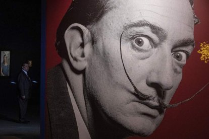 Imagen de archivo de un cartel de una exposición de Dalí. SERGEI ILNITSKY