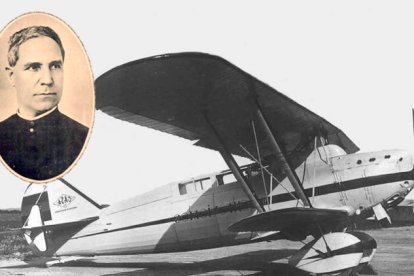 Fotografía de Mariano Gutiérrez Lanza junto al Cuatro Vientos, el avión con el los pilotos Mariano Barberán y Joaquín Collar Serrano realizaron en 1933 el vuelo Sevilla-Camagüey. DL / ARCHIVO