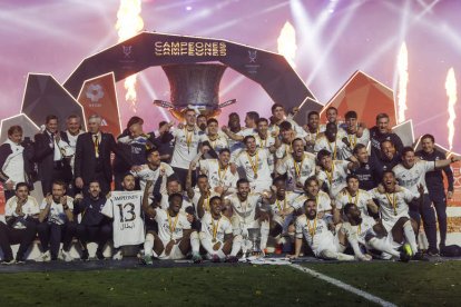 El Real Madrid dio un baño de realidad al FC Barcelona en la final de la Supercopa de España y levanta su primer título de la presente temporada. JUAN CARLOS CÁRDENAS