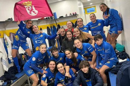 Las jugadoras del Olímpico de León celebran el triunfo frente al Victoria en el vestuario. DL