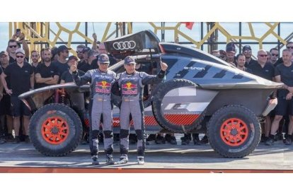 Carlos Sainz, junto a su copiloto, en el podio del Dakar. WISHART