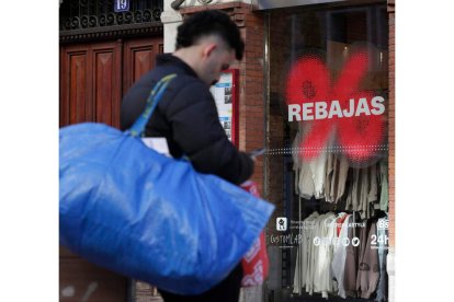 Un joven, ante un comercio textil. FERNANDO OTERO