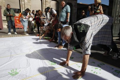 Actividad artística y reivindicativa, en la plaza de Regla de León, en el Día Mundial de la Salud Mental. RAMIRO