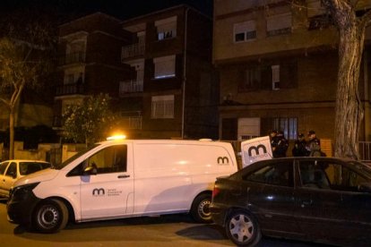 La policía custodia el piso donde aparecieron los tres cadáveres. EFE