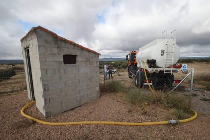 Un camión cisterna de la Diputación surte de agua potable a Santa Catalina de Somoza. RAMIRO