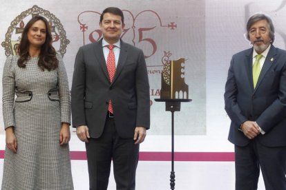 La presidenta de Diario de León, Adriana Ulibarri, el presidente de la Junta de Castilla y León, Alfonso Fernández Mañueco y el abad de la cofradía, Gonzalo González Cayón. RAMIRO