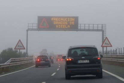 Vehículos circulando entre la niebla en una imagen de archivo. AITOR MARTÍN / EFE.