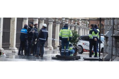 Los operaratrios trabajan a esta hora en las inmediaciones de la Catedral custodiados por la Policía Local de León. RAMIRO