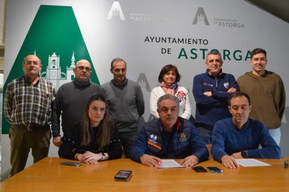 Imagen del equipo del Gobierno del PP de Astorga, ayer durante la rueda de prensa. MEDINA