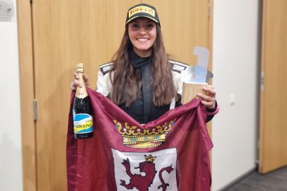 Alba Sánchez posa con su trofeo y la bandera de León. DL