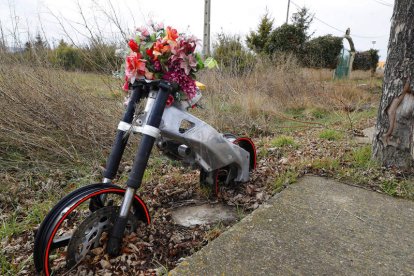 Monumento al motorista en Murias de Rechivaldo. RAMIRO