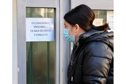 Una mujer lee un cartel en un centro de salud. RAQUEL MANZANARES