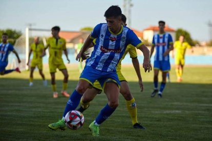 Jorge Rodríguez controla el balón durante un partido de la Arandina en El Montecillo. JR