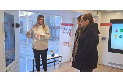 El alcalde, Javier Carrera, y la concejala Elena Bailez, visitaron ayer el vehículo. DL