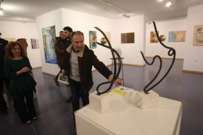 Pilar Marqués, vicerrectora, y César Ordóñez, inauguraron las dos exposiciones. L. DE LA MATA