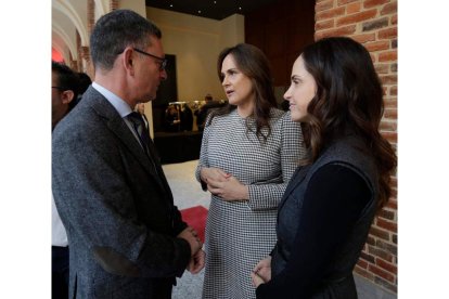 El presidente de la Diputación, Gerardo Álvarez Courel, saluda al presidente de la Junta, Alfonso Fernández Mañueco.