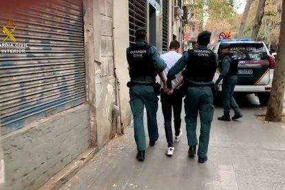 Uno de los detenidos en la operación contra el grupo criminal que robaba viviendas. GUARDIA CIVIL