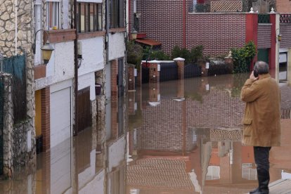 Un vecino afectado observa la crecida del rio Cega en Viana de Cega (Valladolid). NACHO GALLEGO