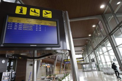 Pantalla informativa de los vuelos en el aeropuerto el día 29 de diciembre. FERNANDO OTERO