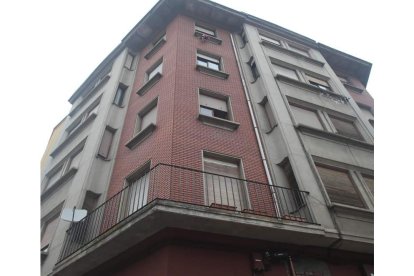 La niña cayó desde el tercer piso a la terraza del primero. DL