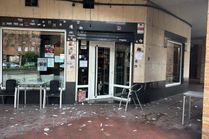 Estado en que la afición más radical del Salamanca dejó la fachada de la sede de la Ponferradina Impacto Blanquiazul . TWITTER IMPACTO BLANQUIAZUL.