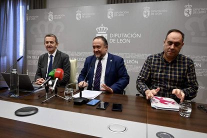 Santiago Dorado, Gerardo Álvarez Courel y Valentín Martínez, ayer en rueda de prensa. PEIO GARCÍA