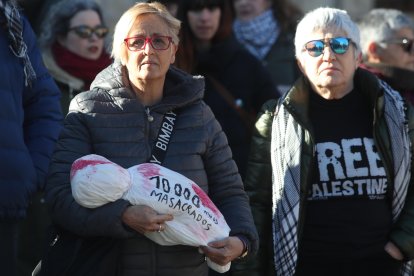 Manifestantes en la plaza del Ayuntamiento de Ponferrada. L. DE LA MATA