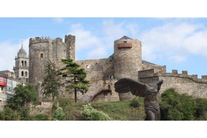 Vista de la fachada noroeste del castillo de Ponferrada desde la margen derecha del río Sil a su paso por la ciudad. ANA F. BARREDO